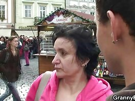 Busty թխահեր միլֆը խփվում է լոգարանում